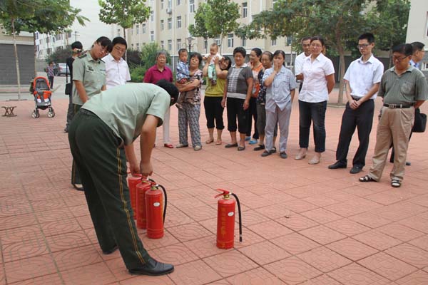 寒亭区消防队队长为城市经典小区居民讲解灭火器使用方法